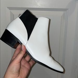 Halogen White Leather Pointed Toe Heeled Booties